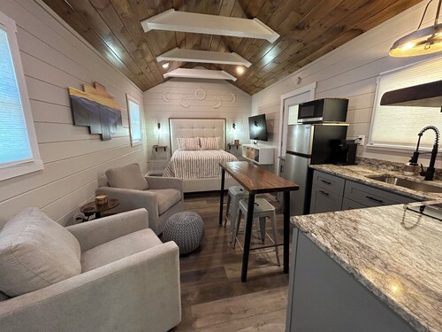Cozy Retreat • Hot Tub • Close to Town, Deep Creek, and National Park Entrance.