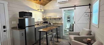 Tiny Home Retreat Near Deep Creek • Hot Tub •Fenced Yard •Perfect Couples Escape