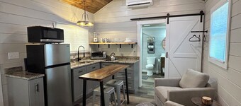 Cozy Retreat • Hot Tub • Close to Town, Deep Creek, and National Park Entrance.