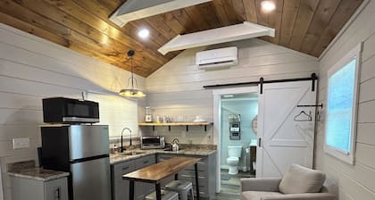 Cozy Retreat • Hot Tub • Close to Town, Deep Creek, and National Park Entrance.