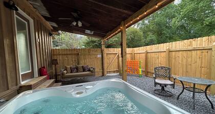 Cozy Retreat • Hot Tub • Close to Town, Deep Creek, and National Park Entrance.
