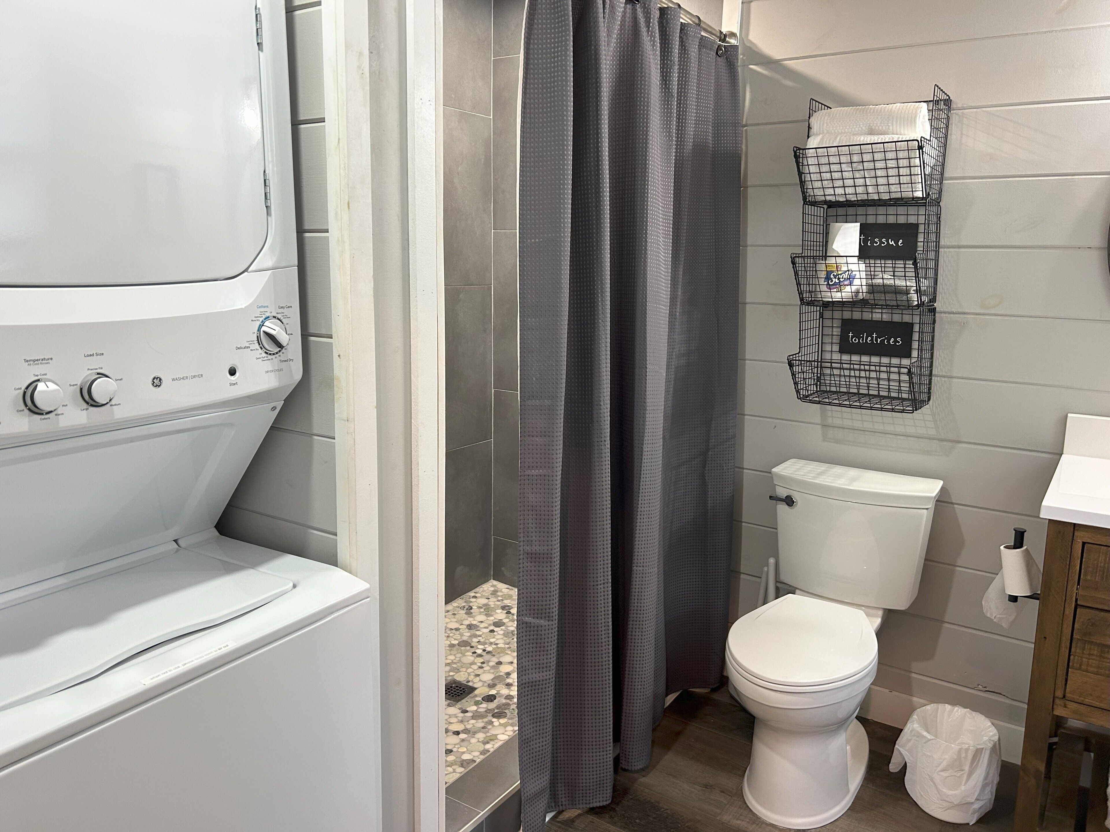 Ducha, artículos de higiene personal ecológicos y secador de pelo