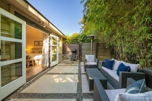 Terrace/patio - Secluded Windansea Beach Rental Cottage (La Jolla)