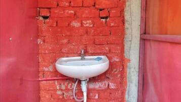 Douche, serviettes fournies, savon, shampoing