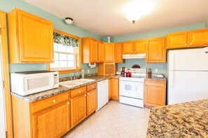 Fridge, microwave, oven, stovetop - Serene, wooded setting near wineries, covered bridges, Lake Erie, & more! (Kingsville)