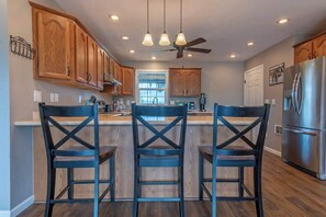 ثلاجة، ميكروويف، فرن، موقد طهي مسطح