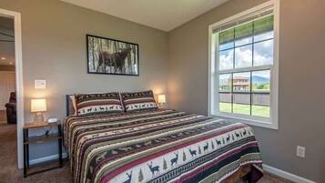 3 bedrooms, desk, iron/ironing board, travel crib
