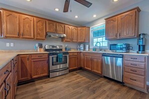 ثلاجة، ميكروويف، فرن، موقد طهي مسطح