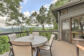 Outdoor dining - Jaw-Dropping Vistas, Fireside Sips, Spa Baths & Community Golf, Pools, Trails & More - Falken Haus (Jasper)