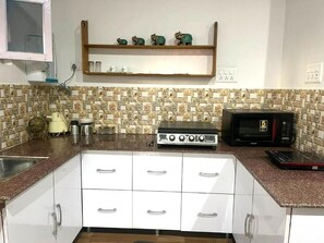 Fridge, microwave, stovetop - Tim Tim's Cottage (Bir)