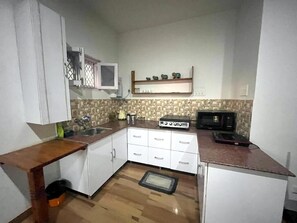 Kjøleskap, mikrobølgeovn og kokeplater