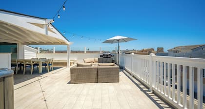 Upscale Home with Rooftop Deck, Jacuzzi, & Firepit