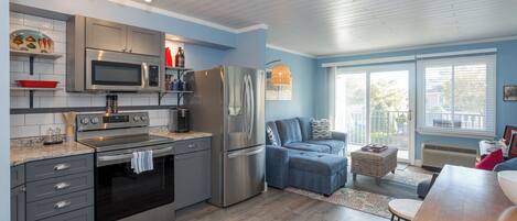 ثلاجة، ميكروويف، فرن، موقد طهي مسطح