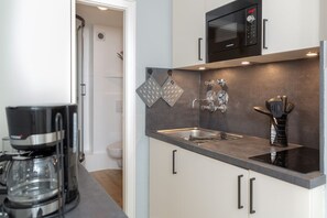 Kjøleskap, mikrobølgeovn, kokeplater og kaffetrakter/tekoker