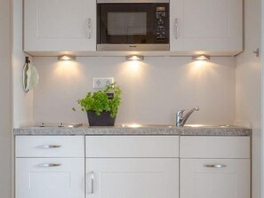 Réfrigérateur, micro-ondes, plaque de cuisson, cafetière/bouilloire