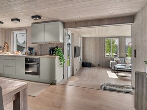 Kylskåp, ugn, brödrost och grytor/köksredskap