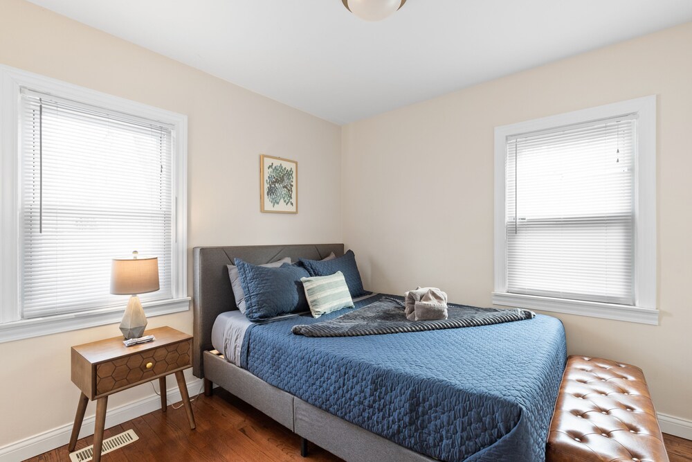 Charming 3 Bedroom in RO King Bed YoutubeTV Royal Oak Vrbo