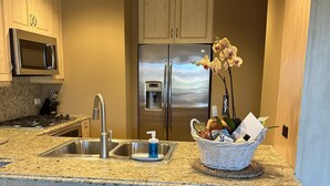 Coffee/tea maker, fridge, microwave, oven - Optimal Camelback, Scottsdale Luxury Condo Living All Year Round! (Scottsdale)