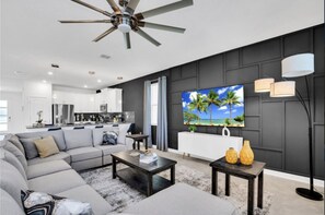 Living area - 9BED The Goof within 8 miles to Disney (Orlando)