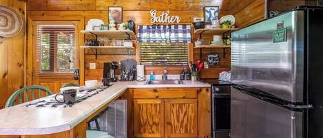 Jääkaappi, mikroaaltouuni, uuni, liesi