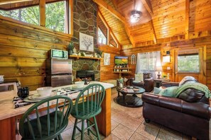 تلفزيون، مدفأة، مكتب