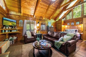 تلفزيون، مدفأة، مكتب