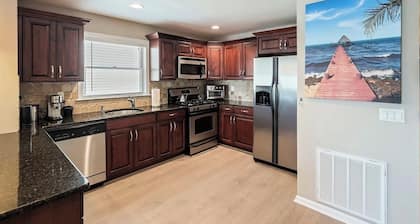 3bd 2bath 1 block from beach & attractions! Beach Passes & 2 parking spaces