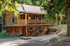Exterior - 2 Adjacent Cabins near Silverwood w/ Vintage Ice Cream Parlor + Movie Theater (Spirit Lake)