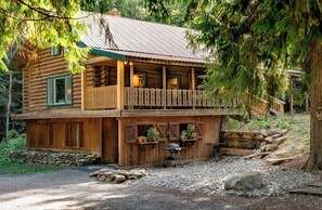 Exterior - Private Forest Two-Cabin Retreat Near Silverwood Theme Park - Sleeps 15 (Spirit Lake)