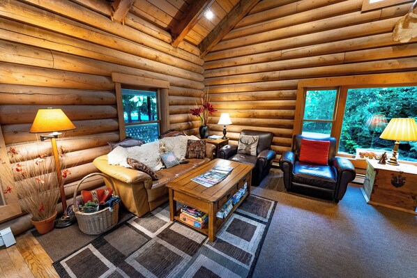 Smart TV, fireplace, video games, books - 2 Adjacent Cabins near Silverwood w/ Vintage Ice Cream Parlor + Movie Theater (Spirit Lake)