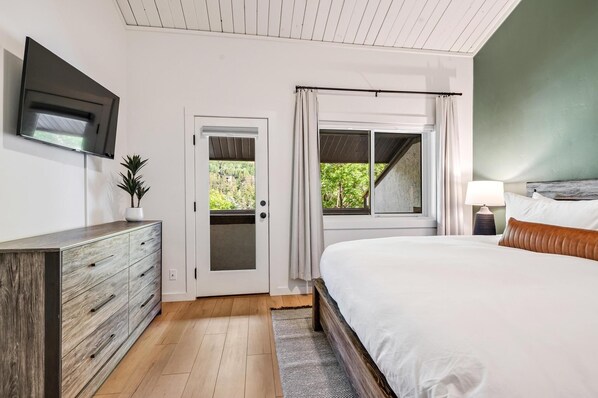 2 Schlafzimmer, Schreibtisch, Bügeleisen/Bügelbrett, Reisekinderbett