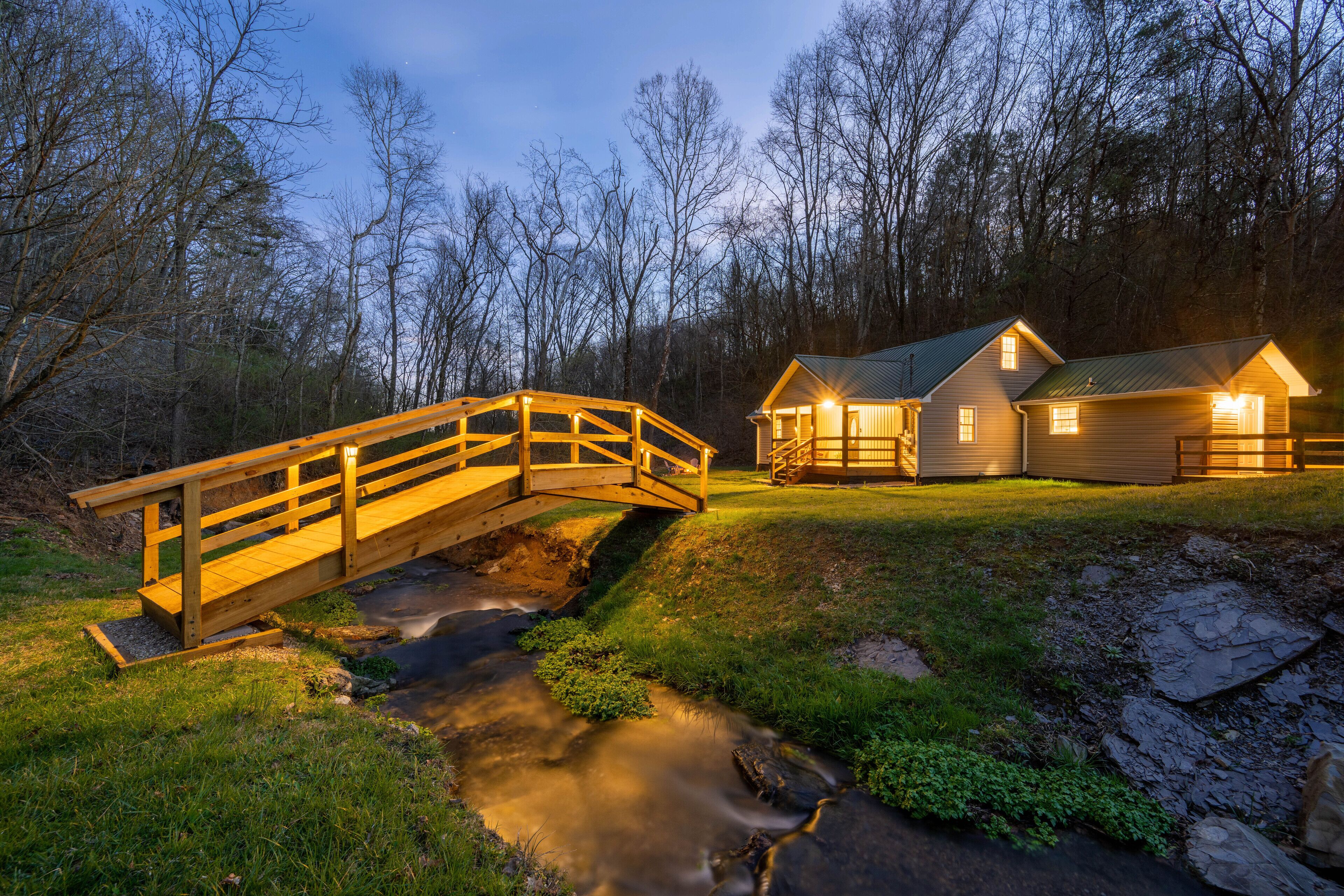 Forest Creek Retreat - King Suite - Sleeps 9 - Free Coffee