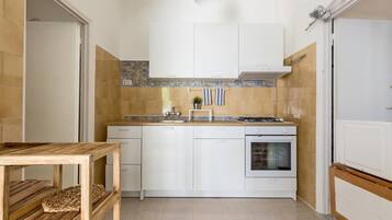 Frigorifero, microonde, piano cottura, pentole/stoviglie/utensili