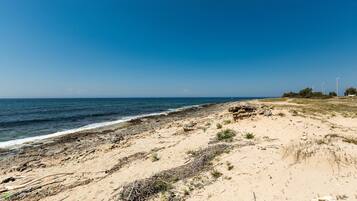 På stranden