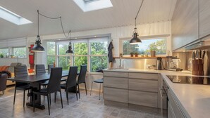 Een koelkast, een microgolfoven, een oven, een vaatwasser