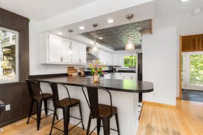 Fridge, microwave, oven, stovetop - Vineyard Haven | AC | Jacuzzi | Sauna | Private | En Suite | (Traverse City)