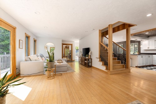 Vineyard Haven | AC | Jacuzzi | Sauna | Private | En Suite |