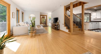 Vineyard Haven | AC | Jacuzzi | Sauna | Private | En Suite |