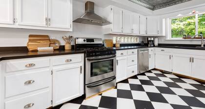 Vineyard Haven | AC | Jacuzzi | Sauna | Private | En Suite |