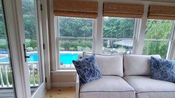 Smart TV, fireplace, stereo