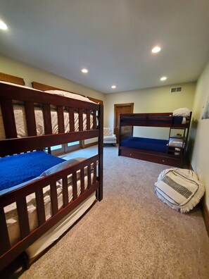 6 bedrooms, desk, travel crib, free WiFi