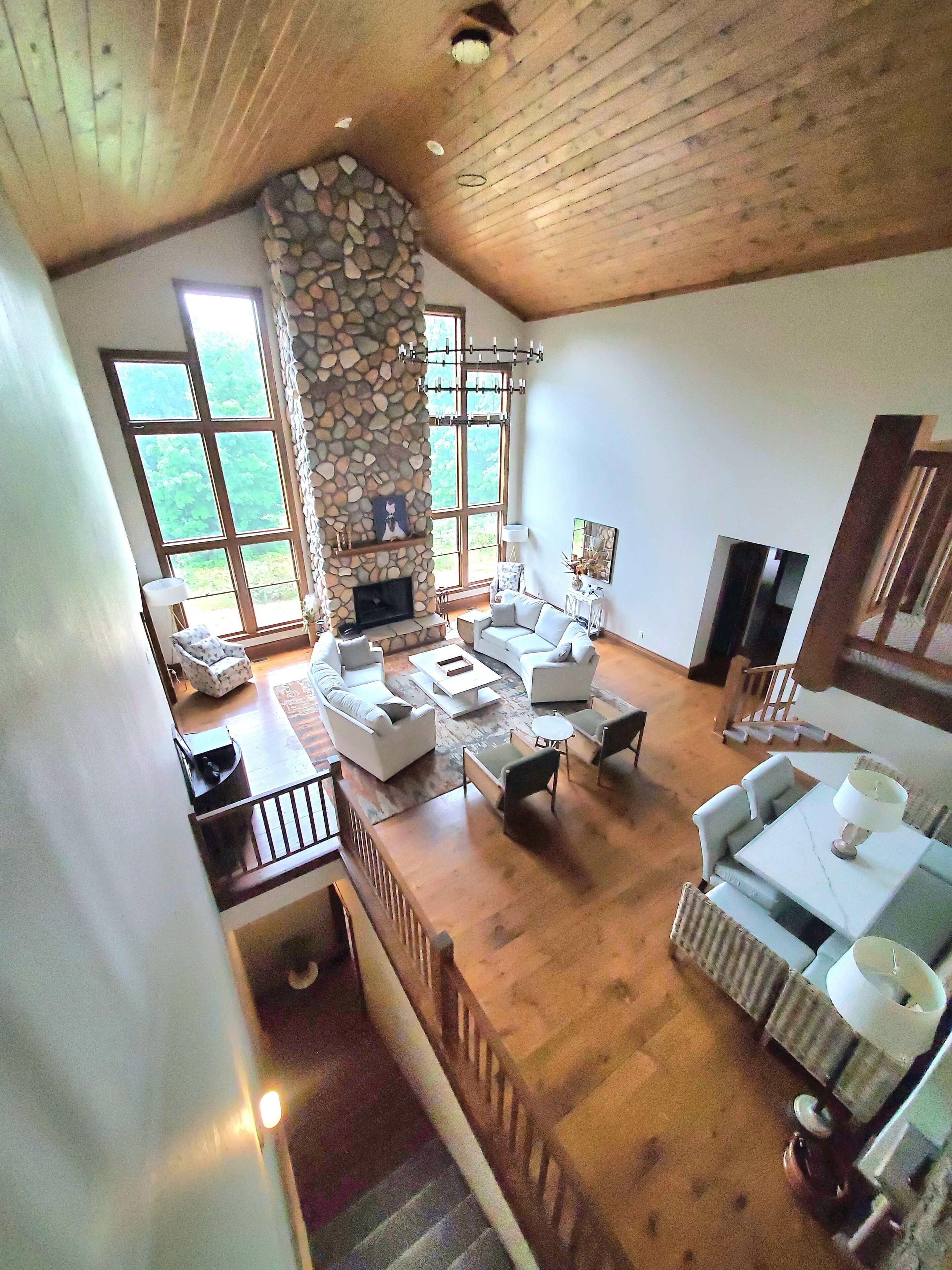 Smart-TV, Kamin, Stereoanlage