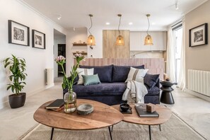 TV - Gaeta - 1 bedroom and shared pool in Ríos Rosas (Madrid)