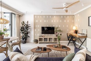 TV - Gaeta - 1 bedroom and shared pool in Ríos Rosas (Madrid)