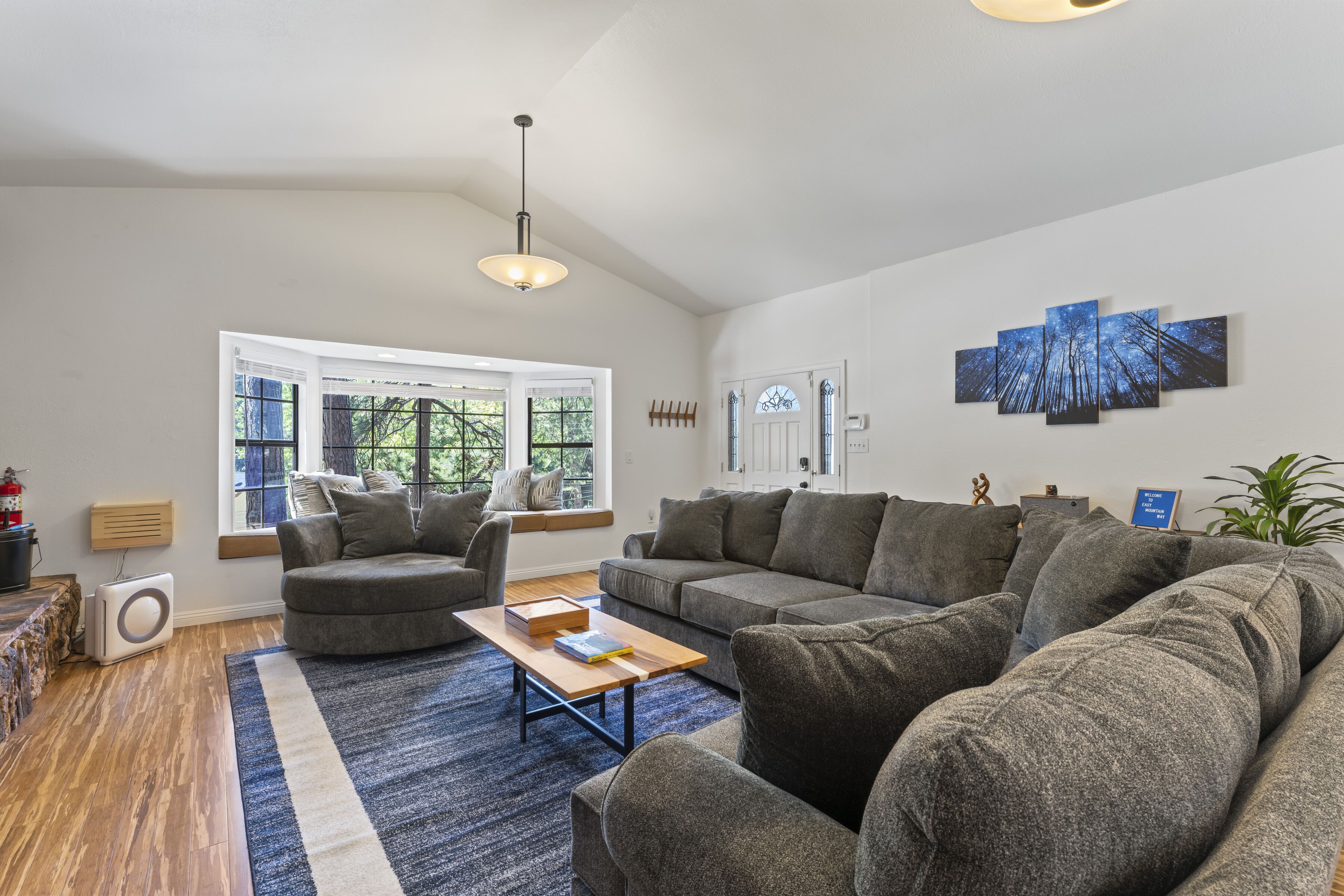 Spacious family-friendly cabin in the mountains close to hikes and skiing!