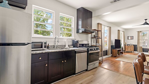 Réfrigérateur, four à micro-ondes, un four, surface de cuisson