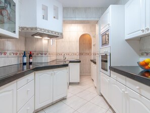 Kühlschrank, Mikrowelle, Ofen, Geschirrspüler
