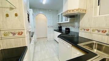 Een koelkast, een magnetron, een oven, een vaatwasser