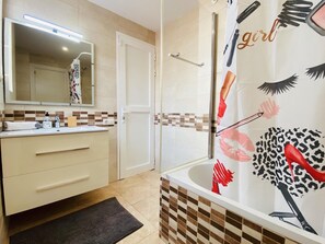 シャワー、ヘアドライヤー、タオル