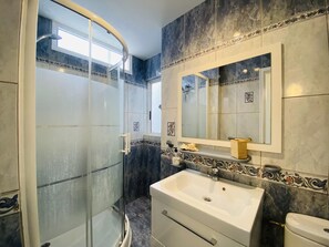 Dusche, Haartrockner, Handtücher